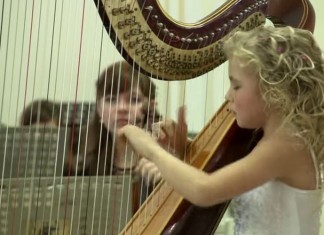 A coisa mais delicada que você verá hoje: um anjo e sua harpa