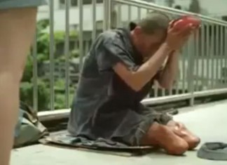 O teste do mendigo- vocês não vão acreditar no que essas meninas fazem… (humor)