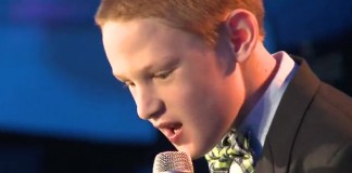 Ouça a voz angelical de Christopher Duffley: 10 anos, cego e autista