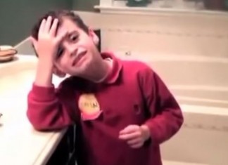 A reação de um garoto ao conhecer um casal gay pela primeira vez (a conclusão a que ele chega é de arrepiar)