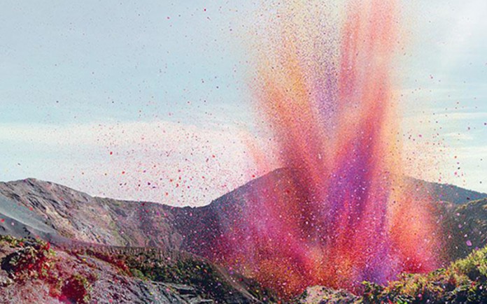 Vulcão explode e expele milhões de pétalas de flores cobrindo uma vila inteira na Costa Rica