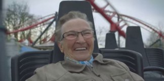 Duas senhorinhas andam de montanha russa, de avião e conhecem o mar PELA PRIMEIRA VEZ!!! (emocionante)