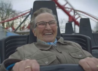 Duas senhorinhas andam de montanha russa, de avião e conhecem o mar PELA PRIMEIRA VEZ!!! (emocionante)