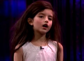 Ela tem 7 anos e canta músicas de Frank Sinatra e Billie Holiday