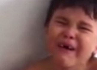 Filho dá lição de vida ao pai que tenta obrigá-lo a fazer a lição: “A vida não é fácil”