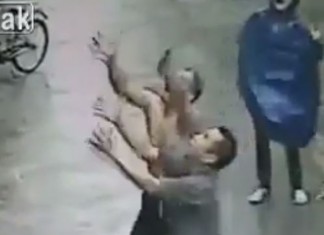 Bebê cai da janela e é salvo antes de atingir o chão