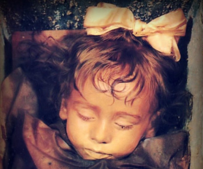 Garotinha mumificada há 94 anos abre os olhos