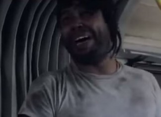 Esse mendigo não quer esmola e sim um abraço. Vejam a reação das pessoas.