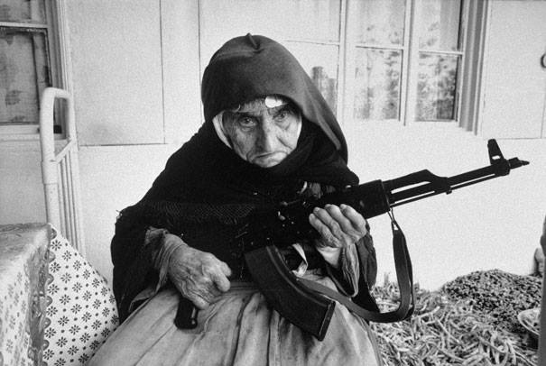 Armênia de 106 anos protegendo sua casa, 1990