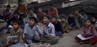 Conheçam a escola que funciona debaixo de uma ponte na Índia