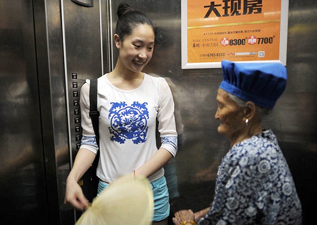 contioutra.com - Quando vai trabalhar, jovem chinesa leva avó nas costas