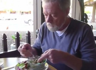 Mesmo que você não conheça ninguém com Parkinson, tenho certeza que ficará emocionado com essa invenção