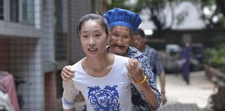 Quando vai trabalhar, jovem chinesa leva avó nas costas
