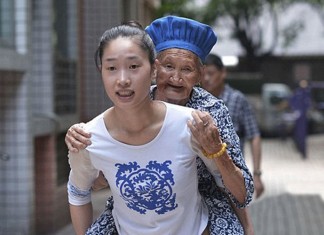 Quando vai trabalhar, jovem chinesa leva avó nas costas