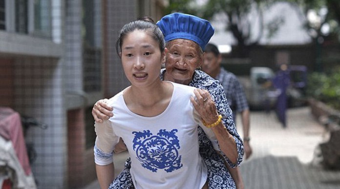 Quando vai trabalhar, jovem chinesa leva avó nas costas