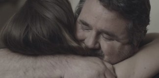 Comercial mostra pai ajudando filha com o coração partido