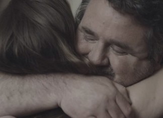 Comercial mostra pai ajudando filha com o coração partido