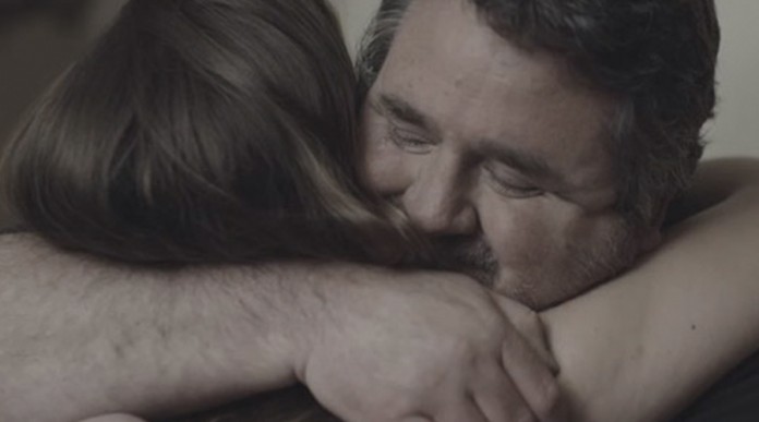 coração partido capa Comercial mostra pai ajudando filha com o coração partido