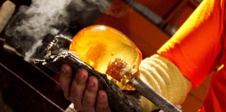 Vidro e fogo são os principais ingredientes desse trabalho que vai te surpreender.