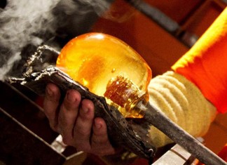 Vidro e fogo são os principais ingredientes desse trabalho que vai te surpreender.