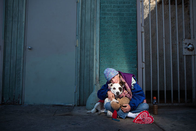 contioutra.com - O amor entre moradores de rua e seus animais de estimação. Confiram!