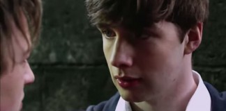 “Levanta-te!” Não aceite o bullying homofóbico “Levanta-te!” Não aceite o bullying homofóbico