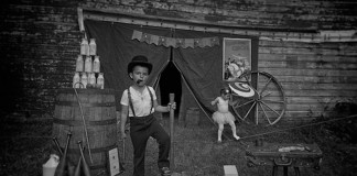 Fotógrafo retrata a vida em várias épocas usando os filhos como modelos