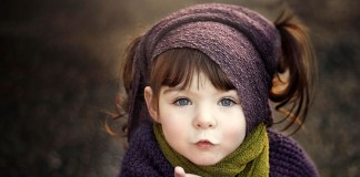 Mãe faz fotos inspiradoras de filha que perdeu uma das mãos