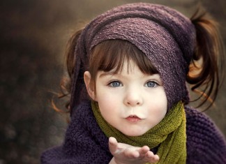 Mãe faz fotos inspiradoras de filha que perdeu uma das mãos