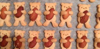 Ursinhos abraçando amêndoas perto do coração: faça você também! Ursinhos abraçando amêndoas perto do coração: faça você também!