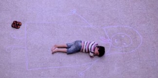 Sensível vídeo inspirado na imagem da criança deitada dentro da mãe de giz