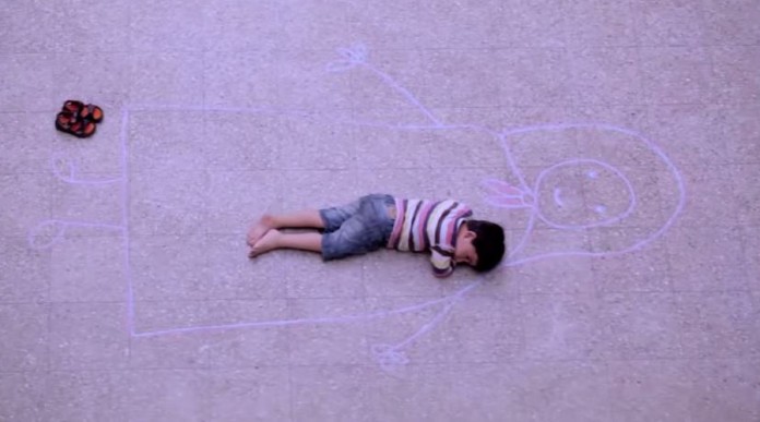 Sensível vídeo inspirado na imagem da criança deitada dentro da mãe de giz