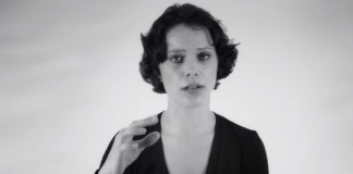 Conheça artista capaz de cantar duas notas ao mesmo tempo Conheça artista capaz de cantar duas notas ao mesmo tempo