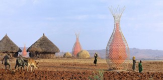 Escultura inspirada em árvore africana produz água potável para comunidades carentes