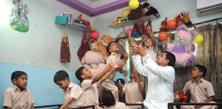 Casal indiano adota 12 meninos com HIV que ninguém queria