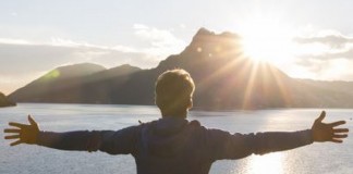 A inesperada idade em que as pessoas dizem que são mais felizes A inesperada idade em que as pessoas dizem que são mais felizes