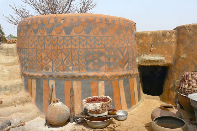contioutra.com - Cada casa desta vila africana é uma verdadeira obra de arte