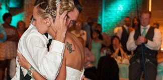 Homem paraplégico emociona a todos tirando sua noiva para dançar