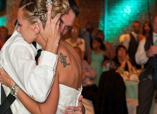 Homem paraplégico emociona a todos tirando sua noiva para dançar