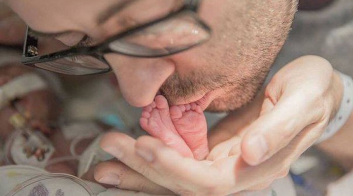Após perder a esposa no parto, pai canta “Blackbird” para filho na incubadora
