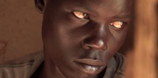 Este jovem surdo nunca teve uma conversa em sua vida…até agora.