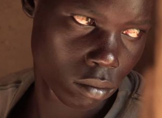 Este jovem surdo nunca teve uma conversa em sua vida…até agora.