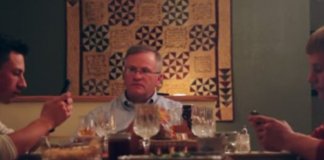 Vejam como esse pai mostra aos filhos que usar celular à mesa é algo inadequado.