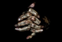 “Tenho apenas duas mãos e o sentimento do mundo.” “Tenho apenas duas mãos e o sentimento do mundo.”