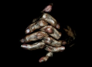 “Tenho apenas duas mãos e o sentimento do mundo.”