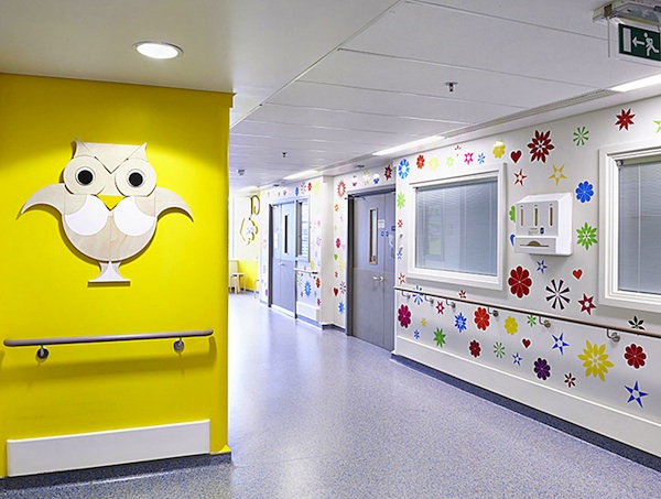 contioutra.com - Diversos artistas transformam um hospital em Londres em um espaço mais colorido e divertido