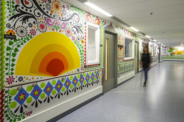 contioutra.com - Diversos artistas transformam um hospital em Londres em um espaço mais colorido e divertido