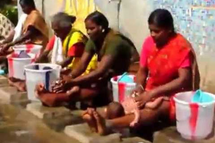 O toque com sentido: o exemplo do banho dos bebês na India