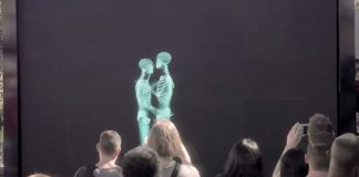 Pessoas são vistas por trás de uma tela: quando saem, deixam clara a essência do amor! Pessoas são vistas por trás de uma tela: quando saem, deixam clara a essência do amor!