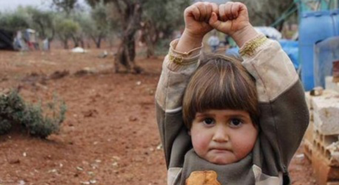 contioutra.com - Sobre a menina síria que se rende ao confundir câmera fotográfica com uma arma